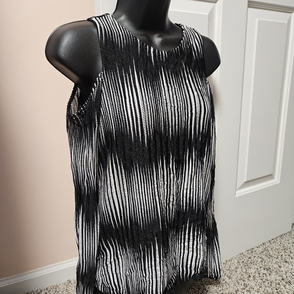 VENUS Cold Shoulder Top - Picture 2 of 13